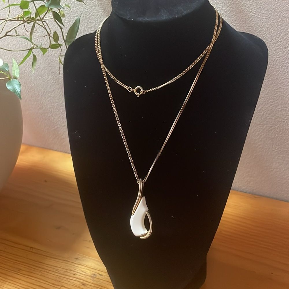 Vintage Sarah Coventry 30" Gold Tone White Teardrop Pendant Necklace